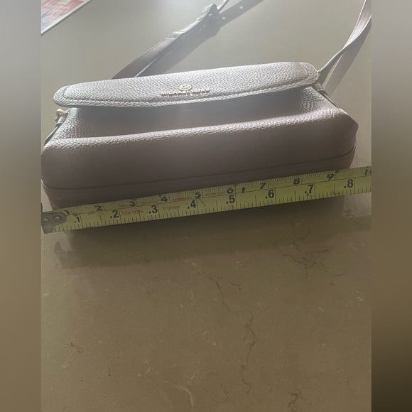 Michael Kors purse like brand new. Used once - Picture 5 of 13